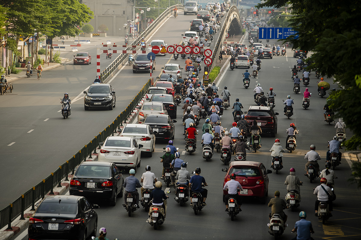 Mật độ phương tiện khá dày trên&nbsp;đường Tây Sơn