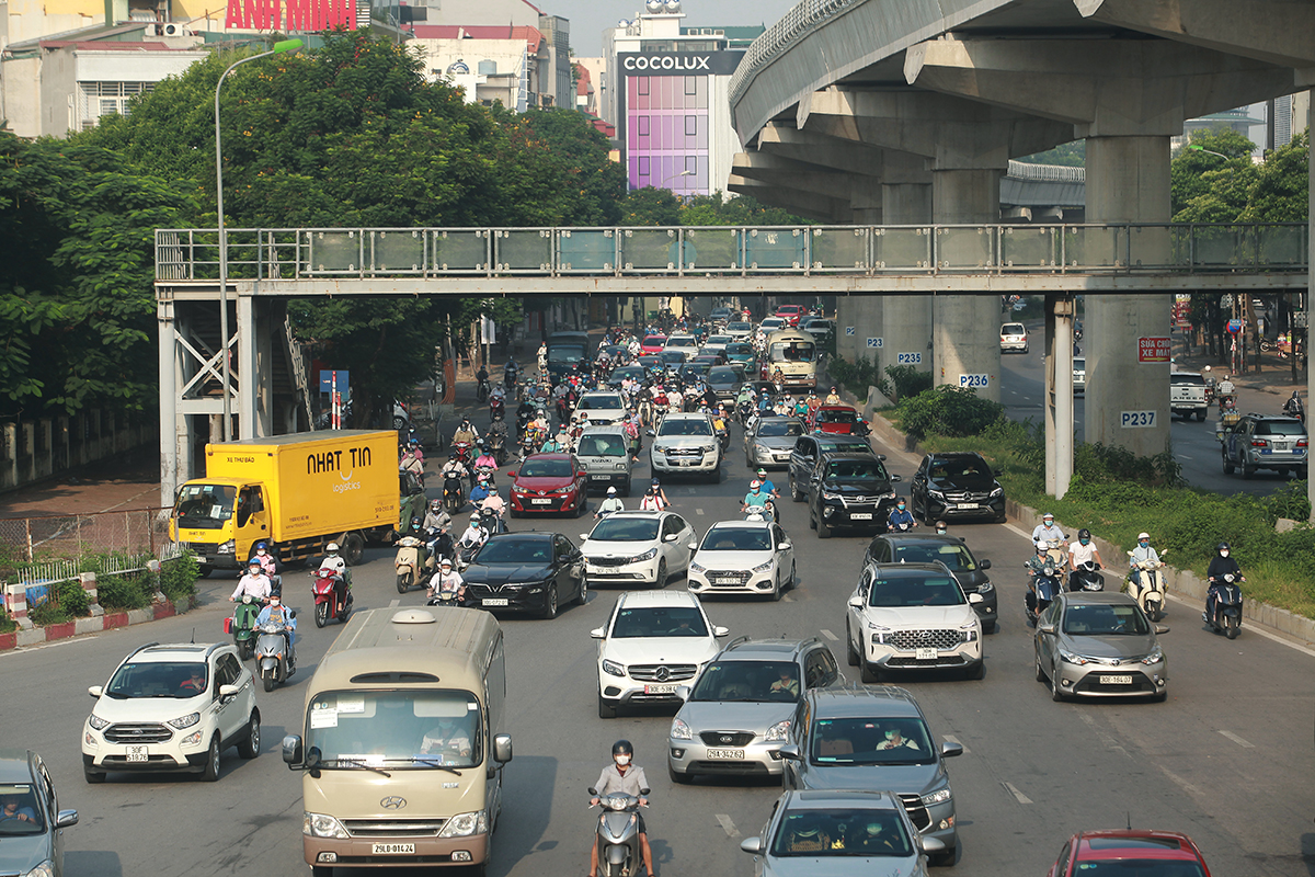 Đường Hồ Tùng mậu phương tiện cũng ồ ạt đổ về trung tâm thành phố.