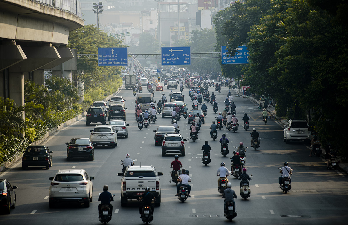 Các phương tiện nối đuôi nhau trên đường Nguyễn Trãi.