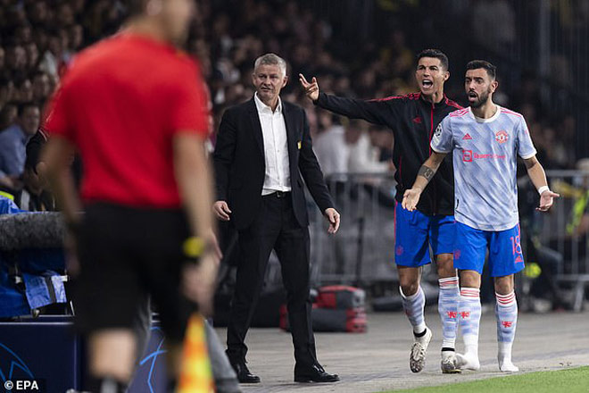 Ronaldo lớn tiếng la hét nhắm vào trọng tài chính khi chạy ra đường pitch bày tỏ quan điểm gay gắt của mình