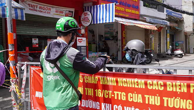 Tài xế công nghệ không chỉ là “cứu cánh” cho riêng anh Nhân, chị Nguyên mà cả triệu người dân khác tại TP.HCM.