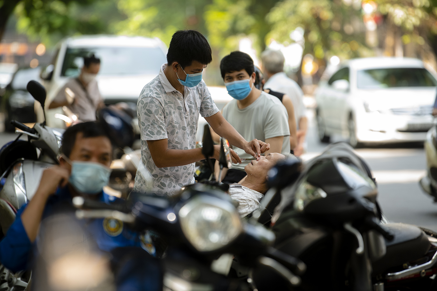 Ngày đầu nới lỏng giãn cách, thợ cắt tóc làm mỏi tay không hết việc - 8