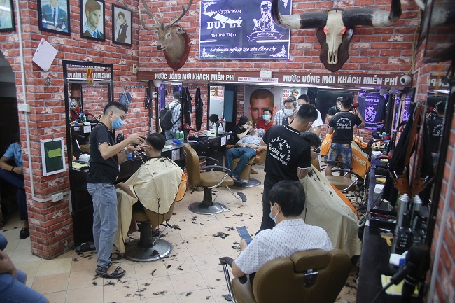 Nhiều người phải xếp hàng chờ đến lượt cắt tóc trong ngày hôm nay.