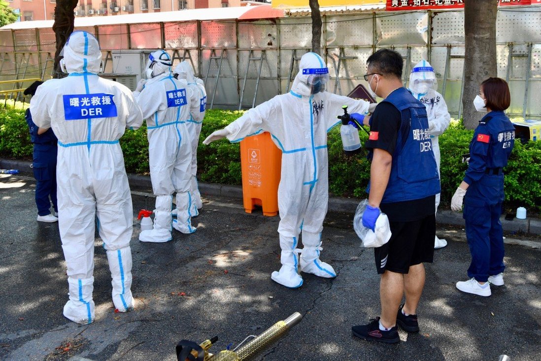 Các tình nguyện viên Trung Quốc được phun khử khuẩn ở Hạ Môn, một trong 3 thành phố là điểm nóng lây nhiễm ở tỉnh Phúc Kiến.