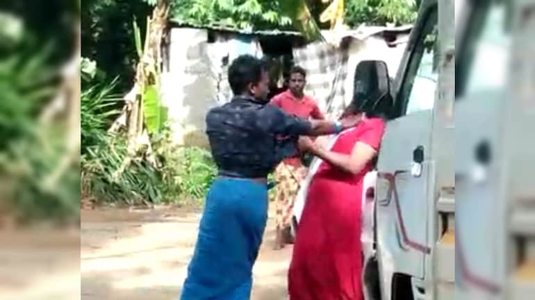 Anish và bạn của anh ta tấn công Girija (Ảnh: India Today)