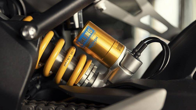 Hệ thống giảm xóc Ohlins Smart EC 2.0 bán chủ động trên xe có khả năng phản ứng với điều kiện mặt đường và điều khiển điện tử
