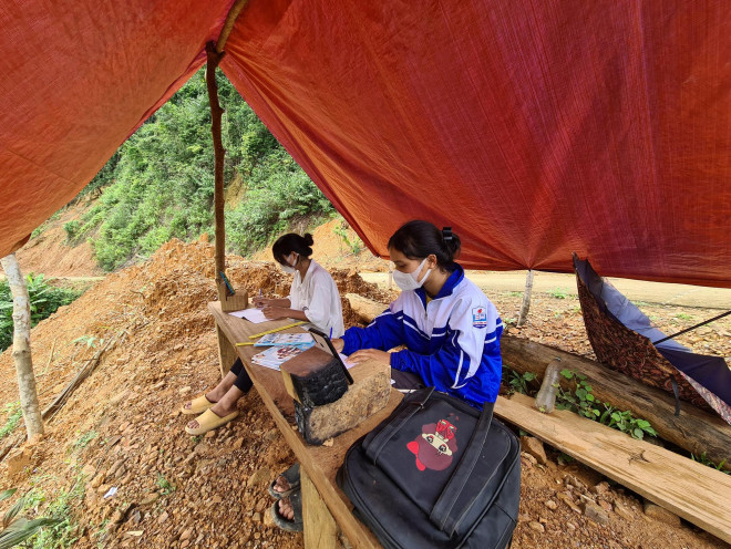 Chị em ruột người đồng bào Vân Kiều là Hồ Thị Thanh Huyền và Hồ Thị Son ở bản Bạch Đàn (xã Lâm Thủy, huyện Lệ Thủy)