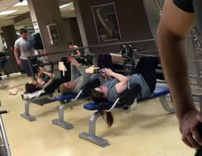 Khi chị em rủ nhau đi tập gym.
