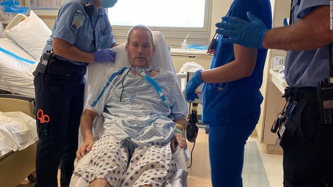 Trải qua hành trình điều trị khắc nghiệt, bệnh nhân Covid-19 Robby Walker đã được cứu sống và cảm thấy hối hận vì không tiêm phòng
