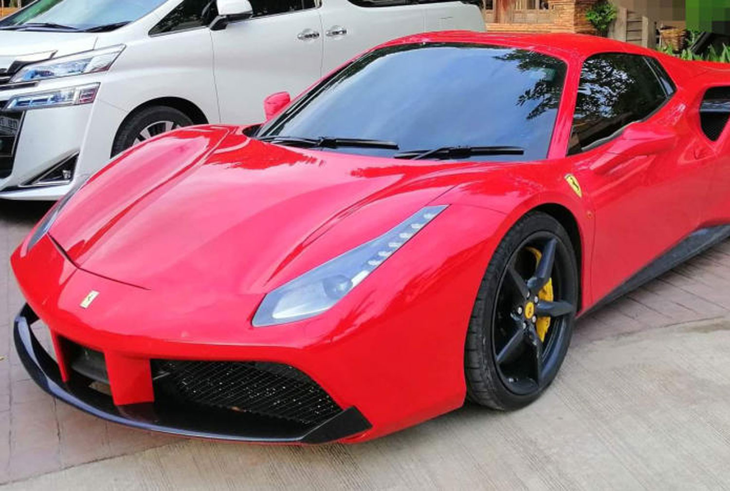 Một chiếc siêu xe Ferrari do Thitisant sở hữu.