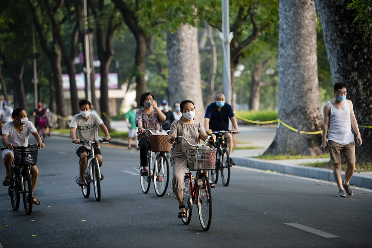 Nhiều người khu vực quanh hồ Gươm là cung đường lý tưởng để đạp xe