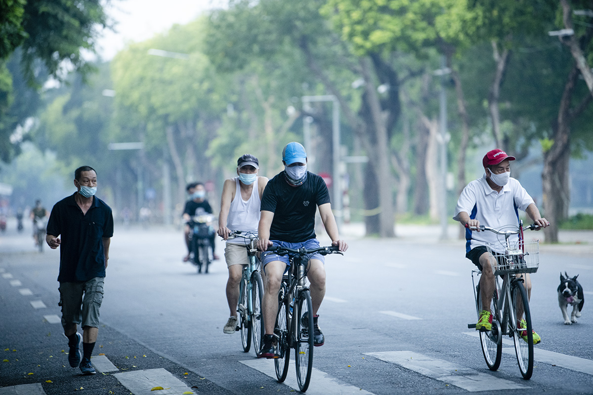 Người dân đi xe đạp thành nhóm khiến nhiều người tưởng như hồ Gươm đang có cuộc đua xe đạp lúc sáng sớm