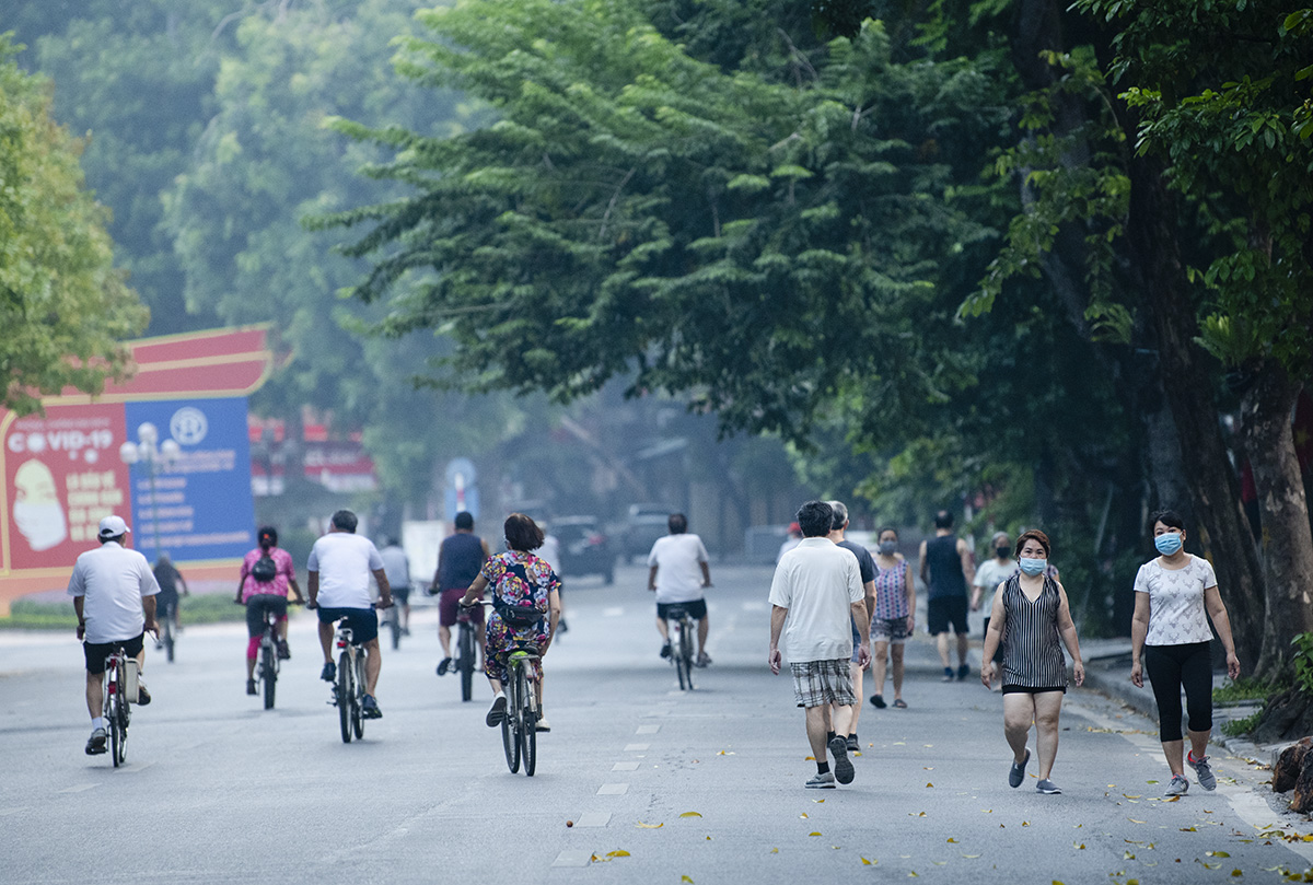 Vào khoảng 6h30 thì lượng người đổ ra Hồ Gươm ngày một đông hơn