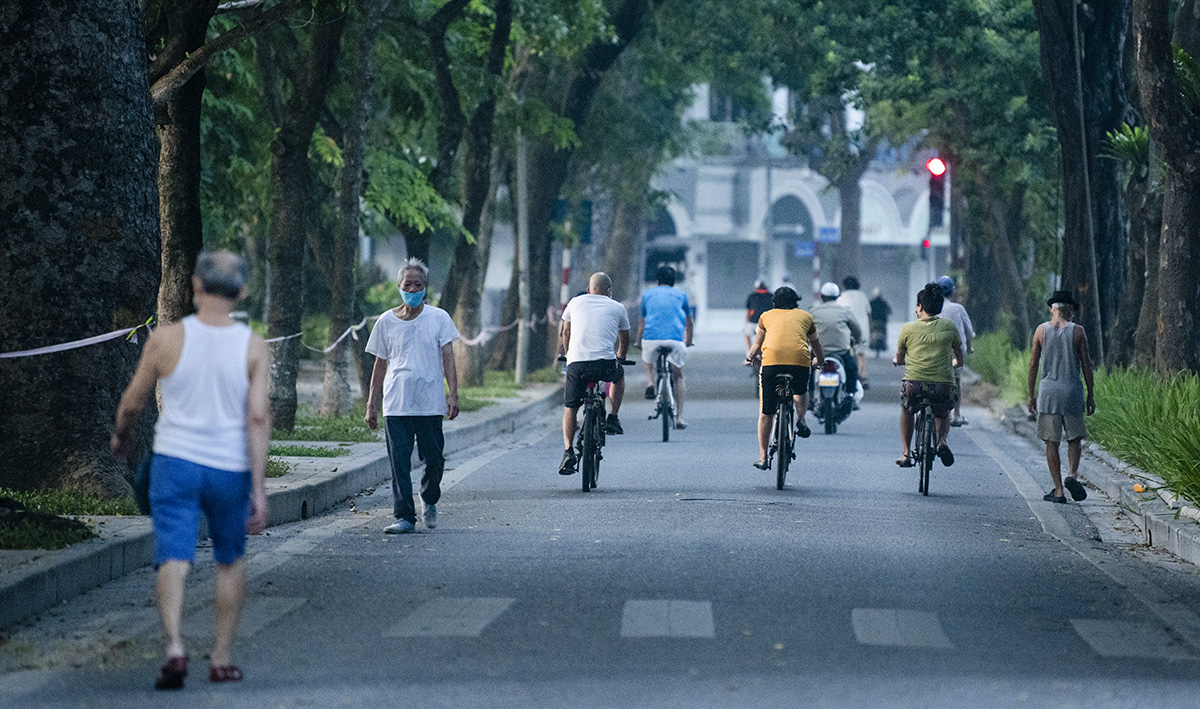 Từ 5h30 sáng, trên các đường phố Đinh Tiên Hoàng, Hàng Khay, Lê Thái Tổ, đông đúc người dân đi bộ và đạp xe