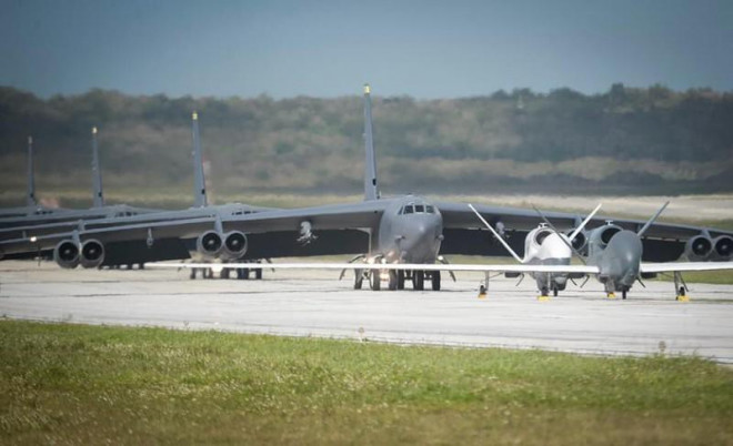 Màn biểu diễn “voi đi bộ” (elephant walk) của máy bay không người lái (UAV) MQ-4C Triton của Hải quân Mỹ, UAV RQ-4 Global Hawk của Không quân Mỹ, oanh tạc cơ B-52 Stratofortresses, máy bay tiếp nhiên liệu KC-135 Stratotankers tại căn cứ không quân Andersen trên đảo Guam năm 2020. Ảnh: TWITTER