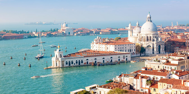 Venice, Ý: Với tầm nhìn ra Venice từ cả 2 phía của kênh đào Grand, bao gồm cả quảng trường St. Mark và cung điện của tổng thống, bến cảng này là một địa điểm hoàn hảo để ngắm nhìn khung cảnh toàn&nbsp;thành phố.
