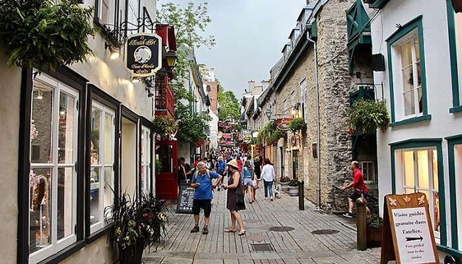 Rue du Petit-Champlain: Canada có hàng ngàn con phố lãng mạn, trong đó nổi tiếng hơn cả là Rue du Petit-Champlain. Con phố tuyệt vời này được đặt theo tên của Samuel de Champlain, người sáng lập thành phố Quebec vào năm 1608. 
