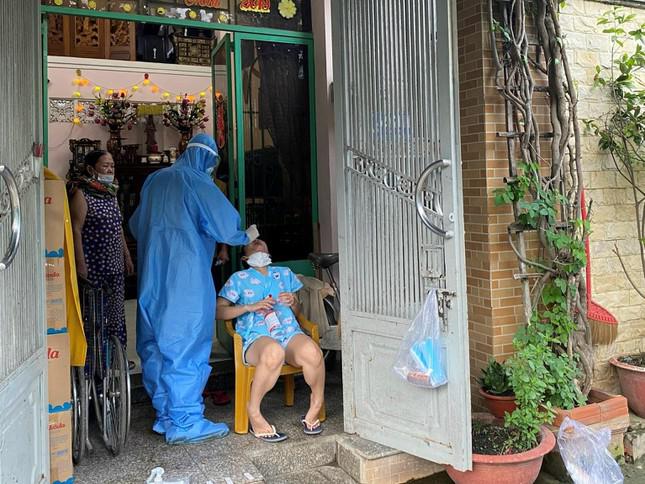 Thượng sĩ Mai Tiến Dũng test nhanh COVID-19 tại nhà cho người dân Thành phố Hồ Chí Minh (Ảnh: Nhân vật cung cấp)