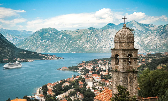 Kotor, Montenegro: Được bao quanh bởi những bức tường hoàn toàn bằng đá granit với vùng nước có màu xanh coban, bến cảng xinh đẹp Kotor có tường bao quanh từ thời Trung cổ là một địa điểm của thần thoại và truyền thuyết.&nbsp;
