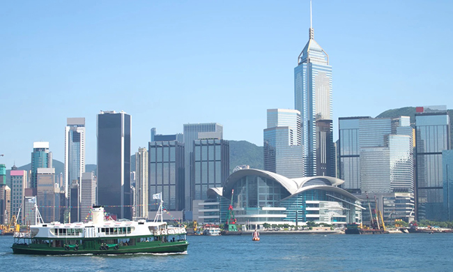 Cảng Victoria, Hồng Kông:  Đây là một trong những thương cảng quan trọng nhất trên thế giới. Tầm quan trọng kinh tế của nó vẫn tiếp tục cho đến ngày nay và được phản ánh qua những tòa nhà chọc trời cao chót vót mọc lên ở cả hai bên.
