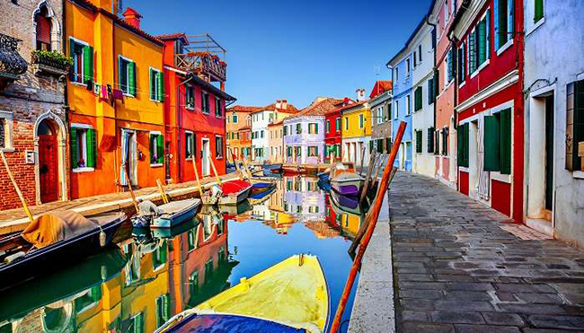 Burano, Ý: Những ngôi nhà sơn đầy màu sắc với con kênh ở giữa đã biến con phố Burano trở thành một nơi đáng mơ ước để nghỉ ngơi và sinh sống. 
