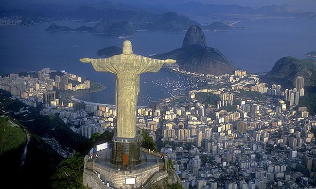 Rio de Janeiro, Brazil: Bến cảng của Rio de Janeiro là một tổ hợp ngoạn mục của bãi biển cát trắng, các ngọn núi có hình thù kỳ vĩ và vùng nước biển lấp lánh.&nbsp;
