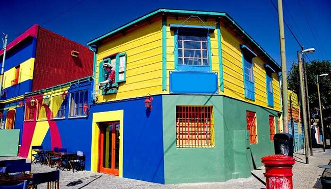La Boca, Argentina: Đây là một khu phố nhỏ ở Buenos Aires mang lại hình ảnh của thế kỷ 19, với những ngôi nhà sơn màu rực rỡ được xây dựng theo lối kiến ​​trúc châu Âu. 
