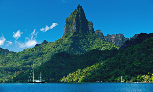 Mo’orea, Polynesia thuộc Pháp: Bến cảng phục vụ hòn đảo Mo’orea trông giống như trong bức tranh của Paul Gauguin. Nơi đây chỉ có những ngôi làng truyền thống nhỏ bé, được bao quanh bởi những cây cối xanh tươi, những bông hoa dâm bụt rực rỡ cùng đầm phá trong vắt và các bãi biển rợp bóng cọ. 
