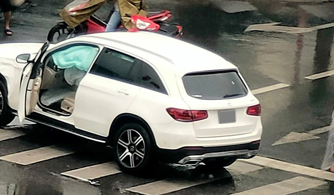 Chiếc Mercedes-Benz GLC 200 4Matic bung túi khí