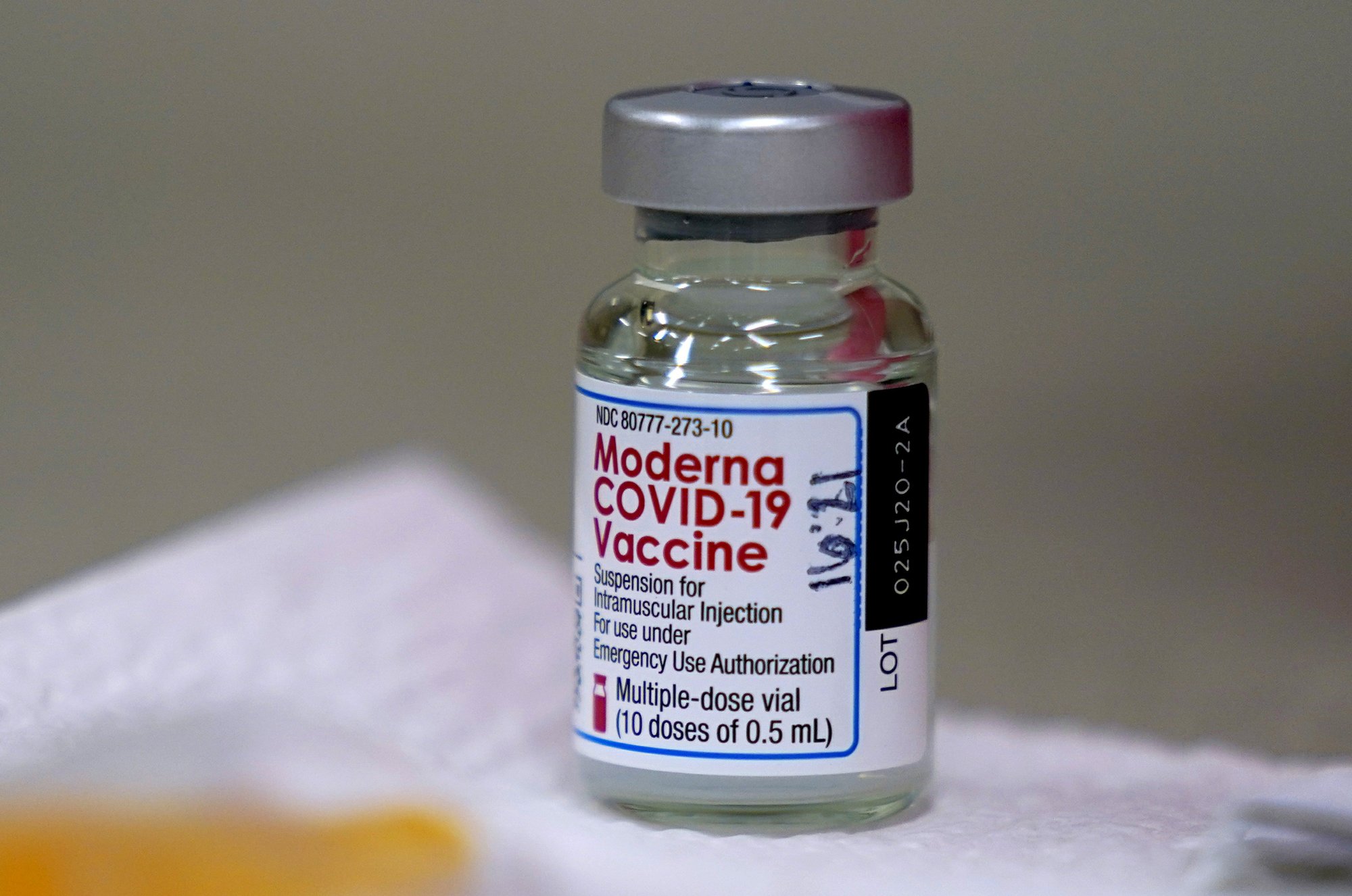 Một lọ vaccine Moderna ngừa Covid-19.