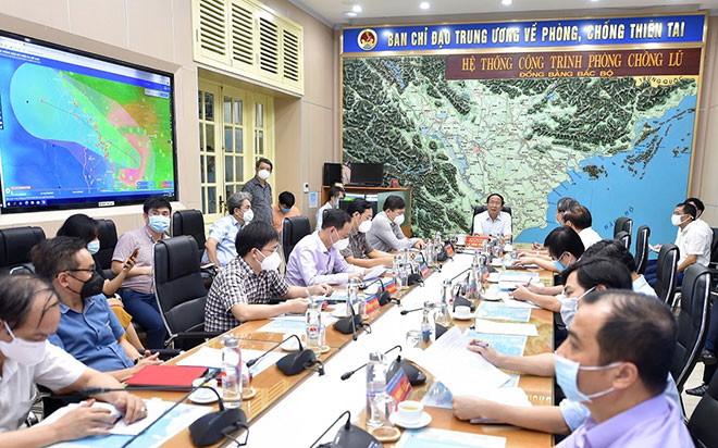 Phó Thủ tướng Lê Văn Thành chủ trì cuộc họp khẩn ứng phó bão số 6. Ảnh: VGP/Đức Tân.