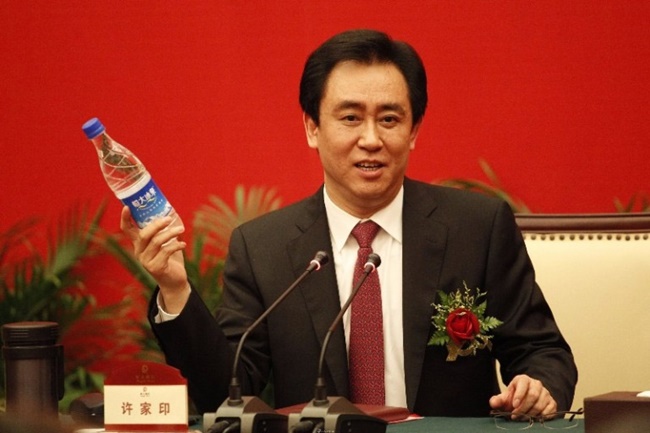 Năm 1996, ông lập Evergrande - tập đoàn bất động sản. Sau nhiều năm, Evergrande trở thành công ty bất động sản lớn hàng đầu Trung Quốc.
