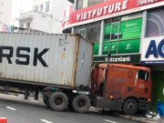 Tin tức trong ngày - Xe container lao vào chi nhánh ngân hàng ở TP.HCM