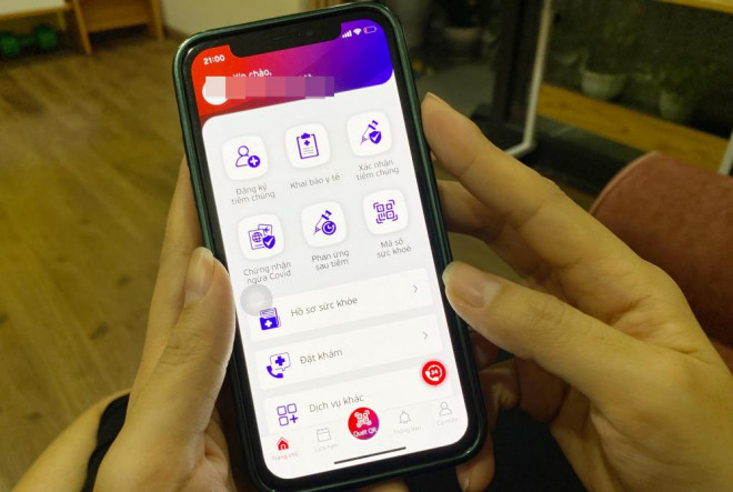 Ứng dụng Sổ sức khỏe điện tử đang được nhiều người dân sử dụng để cập nhật các thông tin về tiêm vắc-xin