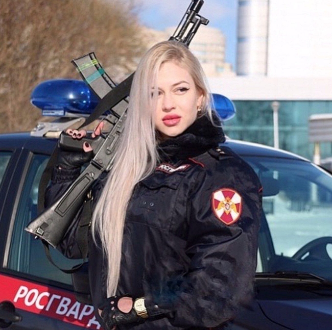 Cô từng giành chiến thắng tại cuộc thi Hoa khôi Lực lượng Vệ binh Quốc gia Nga bởi vậy càng nhận được nhiều quan tâm.
