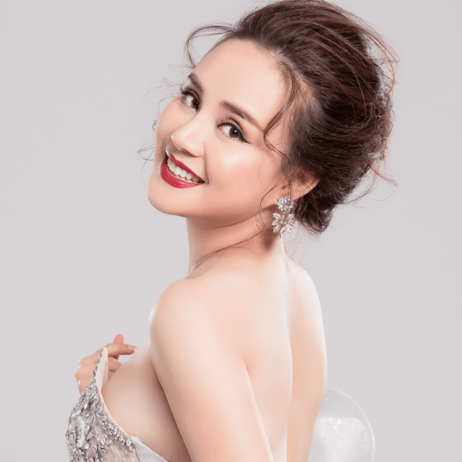 Vy Oanh

Trong danh sách những cô &#34;Vy&#34; &nbsp;không thể thiếu tên Vy Oamh. Người đẹp hoạt động trong showbiz với vai trò ca sĩ, diễn viên. Cô được khán giả biết đến khi sở hữu nhiều bản hit như: Cho em một con đường, Đồng xanh… và nhiều vai diễn trong các dự án phim truyền hình. Bên cạnh đó, nữ ca sĩ còn khiến công chúng ngưỡng mộ bởi cuộc sống bên ông xã doanh nhân và các con.&nbsp;
