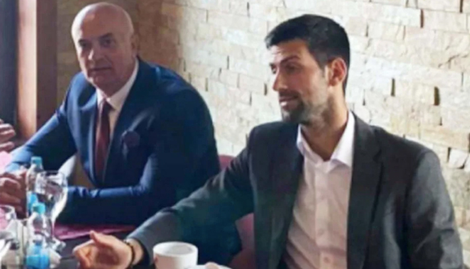 Djokovic (phải) chụp ảnh uống trà đàm đạo cùng Jolovic (trái)