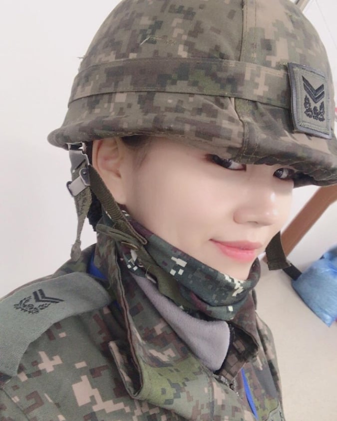 Cô gái Hàn Quốc xinh đẹp này từng có thời gian phục vụ quân đội.