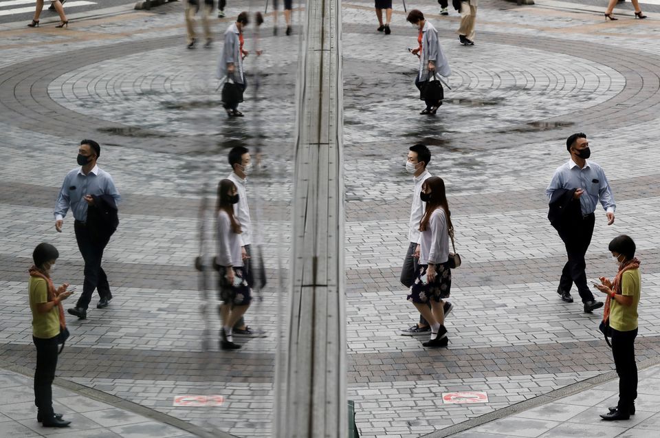 Nhiều người dân đeo khẩu trang ở khu mua sắm ở Tokyo, Nhật Bản, hôm 9/9. Ảnh: Reuters