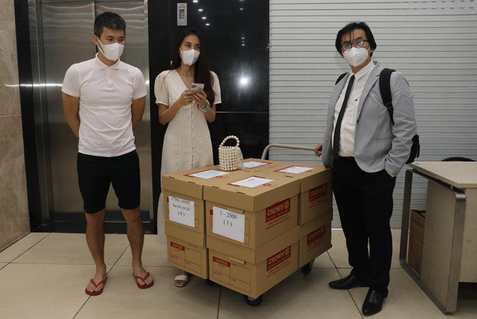 Luật sư Phan Vũ Tuấn (phải) cùng vợ chồng Thủy Tiên - Công Vinh bên cạnh những thùng giấy sao kê hơn 18.000 trang số tiền từ thiện kêu gọi ủng hộ đồng bào miền Trung