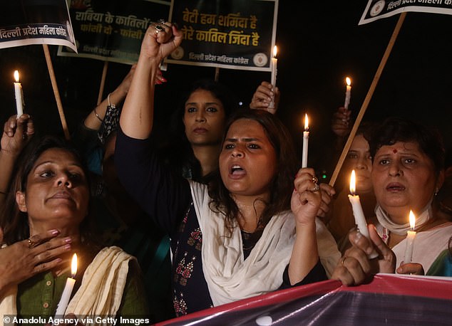 Người biểu tình phản đối nạn cưỡng hiếp ở Ấn Độ.