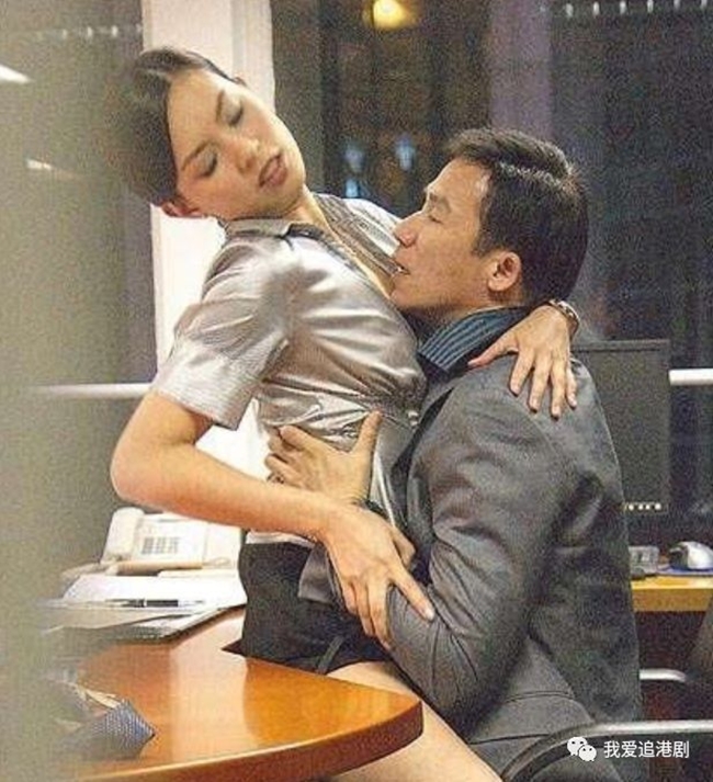 Á hậu Hong Kong Chu Tuệ Mẫn tự tin diễn cảnh nóng cực táo bạo trong văn phòng công sở phim Thiết thính phong vân.

