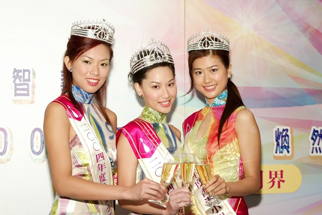 Chu Tuệ Mẫn (bên trái) đạt giải Á hậu 1 Hoa hậu Hong Kong năm 2004. Sau đó, cô gia nhập TVB và tham gia diễn xuất. 
