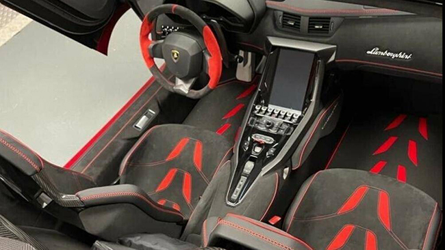 Hiện tại, chiếc Centenario Roadster này đang được rao bán với giá 5,5 triệu USD (khoảng 126 tỷ đồng)

