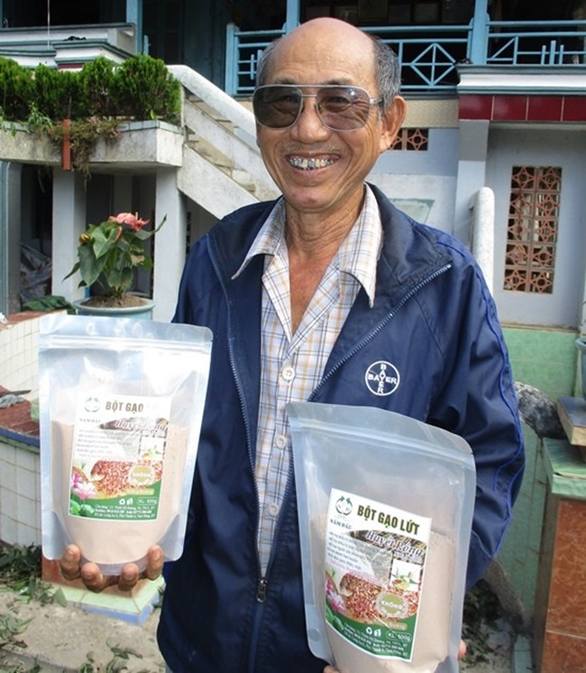 Trong những năm qua, giống lúa cho gạo huyết rồng được nhiều bà con trồng. Ví dụ ông Lê Văn Đấu, ở Tam Nông Đồng Tháp bán “gạo lứt huyết rồng Năm Đấu” và “bột gạo huyết rồng Năm Đấu”, cơ sở của ông đã đạt doanh thu từ 100 - 150 triệu đồng/tháng.
