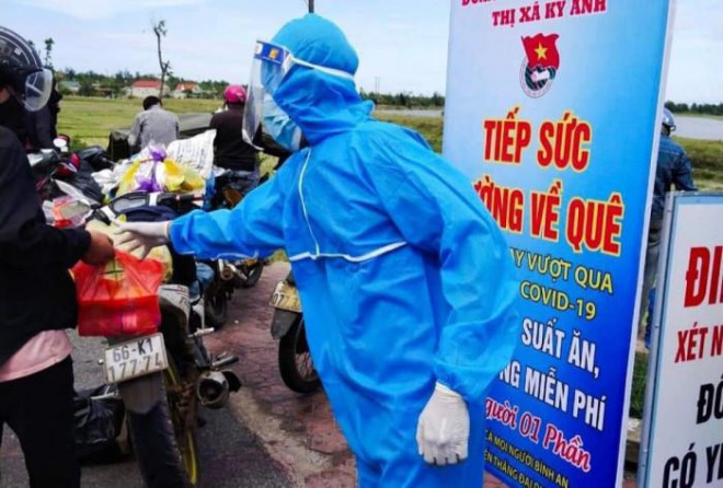 Em Trường làm nhiệm vụ trong 1 ca trực tại chốt phòng dịch phía Nam Hà Tĩnh