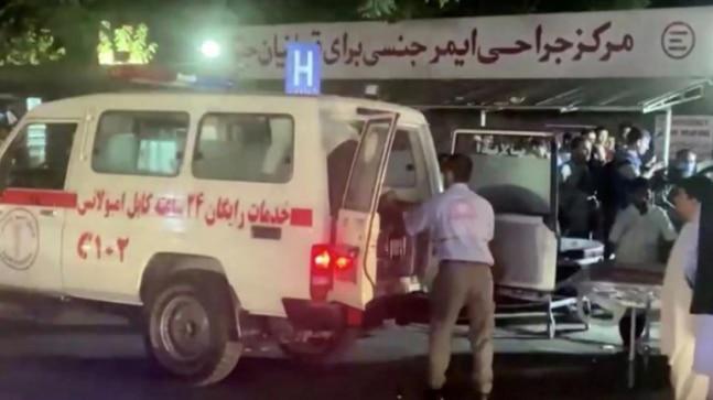 Những người bị thương được chuyển tới bệnh viện sau vụ tấn công ở thủ đô Kabul ngày 26-8. Ảnh: Reuters
