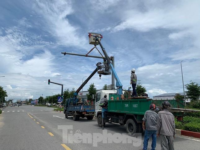 Tháo camara trên ngõ ra vào TP Quảng Ngãi để đưa cây đi.