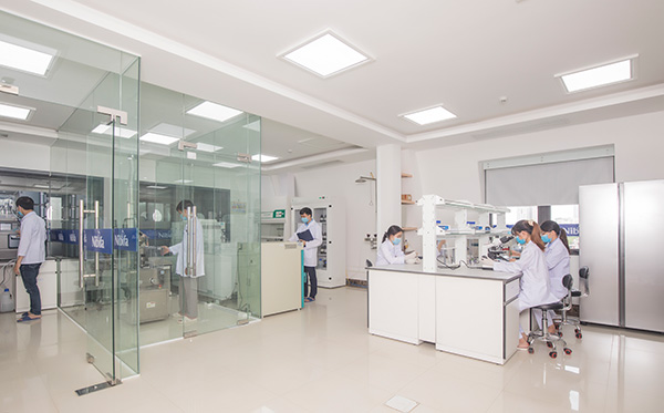 Các dược sỹ trung tâm Nghiên cứu &amp; Phát triển của Nibifa đang nghiên cứu sản phẩm mới trong phòng thí nghiệm.
