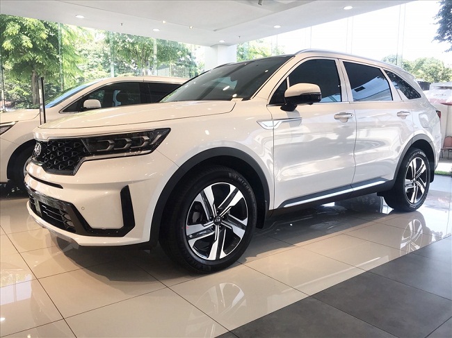 Kia Sorento được các đại lý ưu đãi tới 100 triệu đồng, đưa giá xe giảm xuống chỉ còn từ 999 triệu đồng.